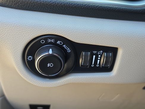Used 2023 Chrysler Pacifica Limited FWD image 26