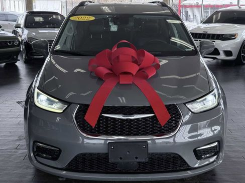 Used 2022 Chrysler Pacifica Touring-L image 3