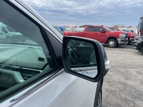 Used 2023 GMC Acadia SLT w/ Technology Package image 14