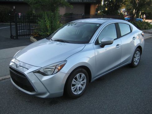 Used 2019 Toyota Yaris L image 1