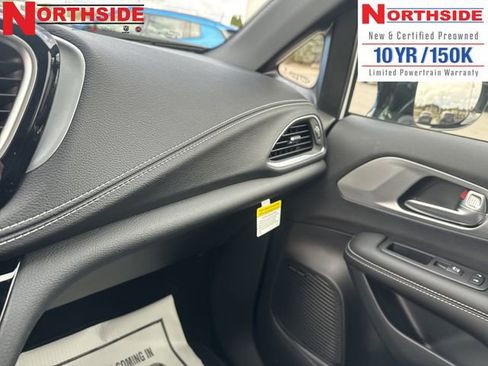 New 2026 Chrysler Pacifica Limited w/ Uconnect Theater Family Group image 24