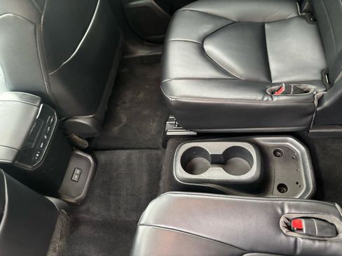 Used 2023 Toyota Highlander XLE AWD/4WD image 10