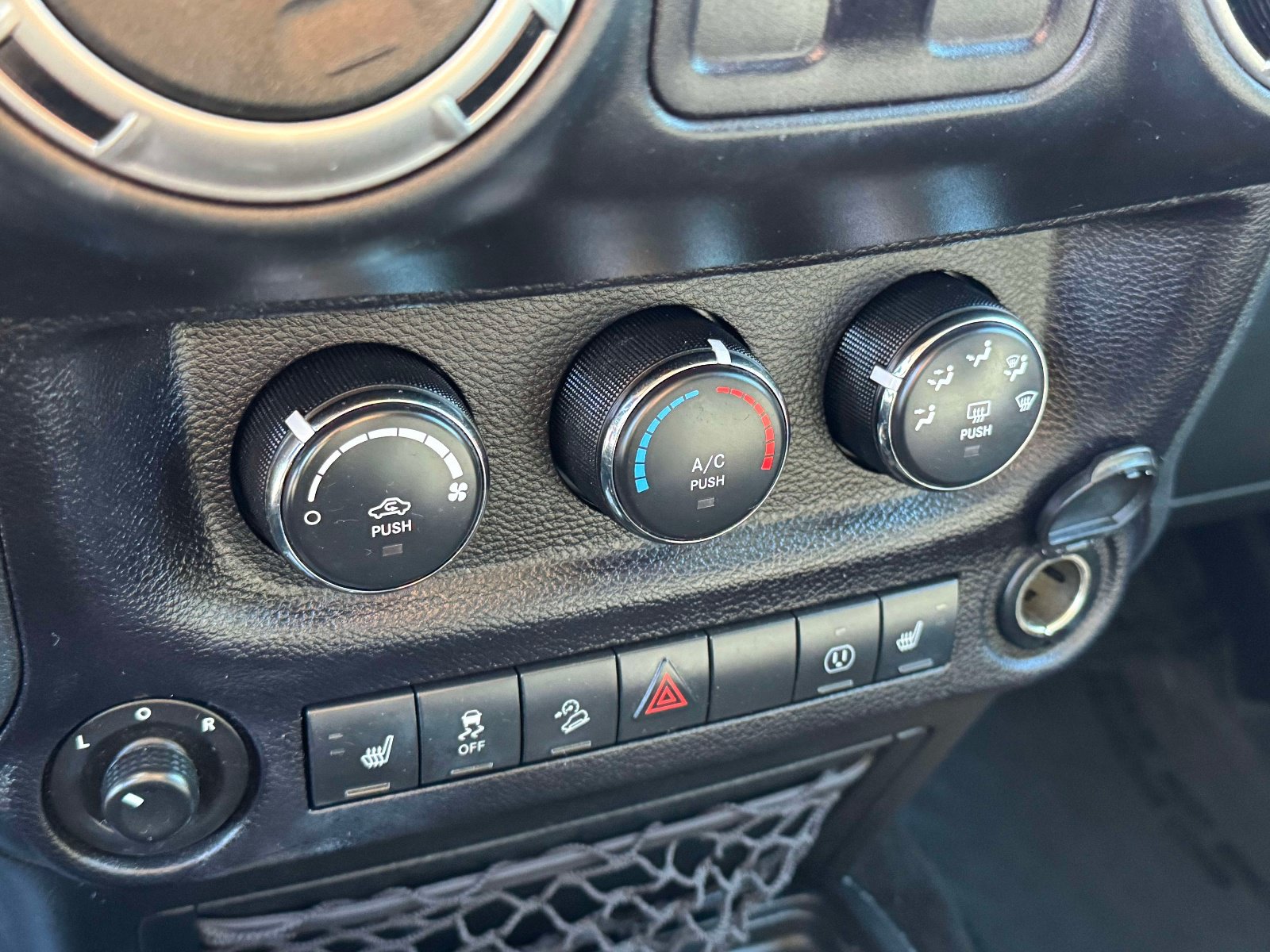 Used 2016 Jeep Wrangler Sahara w/ Connectivity Group AWD/4WD image 21