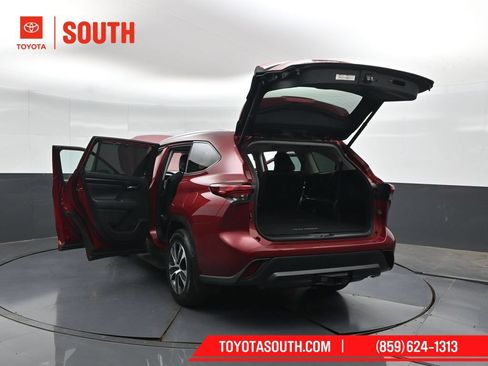 Used 2021 Toyota Highlander XLE AWD/4WD image 57