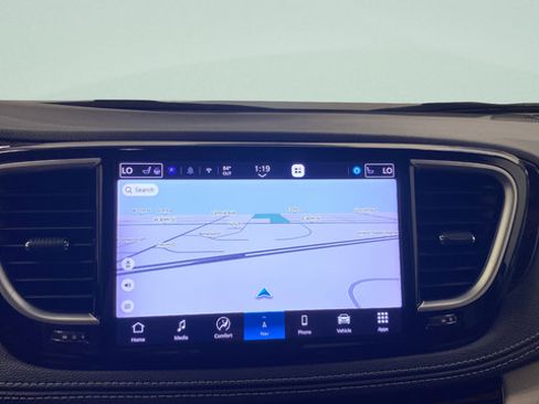 Used 2024 Chrysler Pacifica Limited FWD image 18