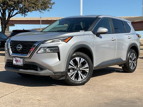 Used 2023 Nissan Rogue SV image 2