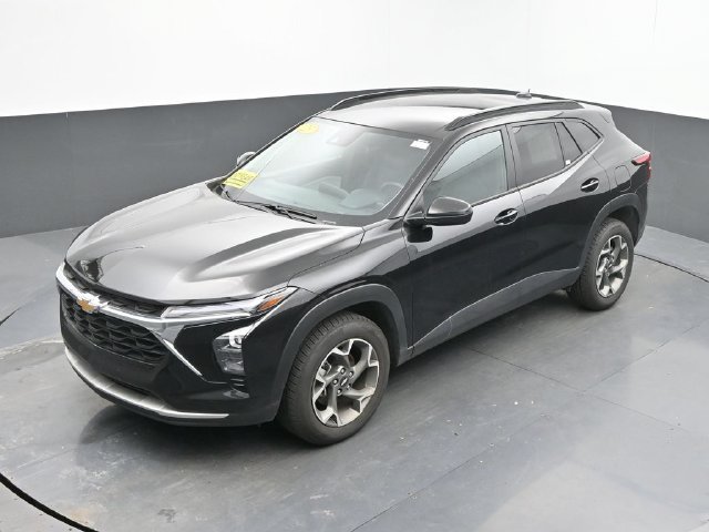 Used 2025 Chevrolet Trax LT FWD image 39