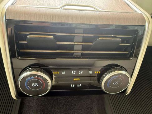 Used 2023 Land Rover Range Rover Long Wheelbase Autobiography image 24