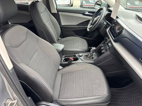 Certified 2022 Volkswagen Taos SE image 32