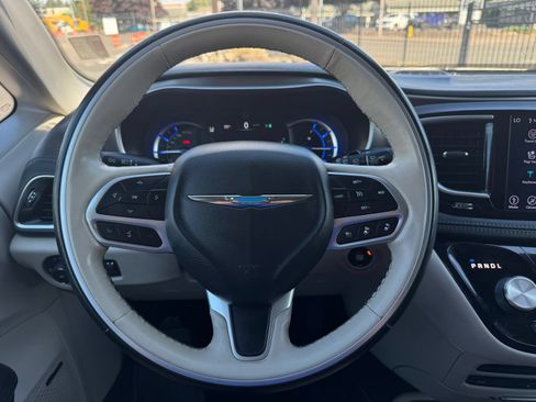 Used 2019 Chrysler Pacifica Limited w/ Advanced Safetytec Group FWD image 34