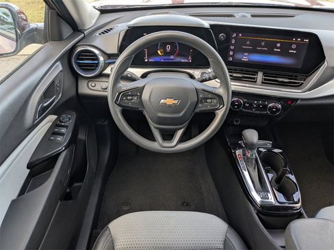 Certified 2025 Chevrolet Trax LT image 17