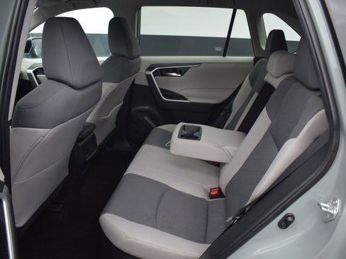 Used 2021 Toyota RAV4 XLE image 12