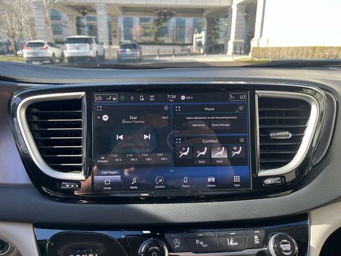 Used 2023 Chrysler Pacifica Touring-L image 20