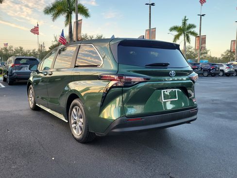 Used 2025 Toyota Sienna XLE image 9