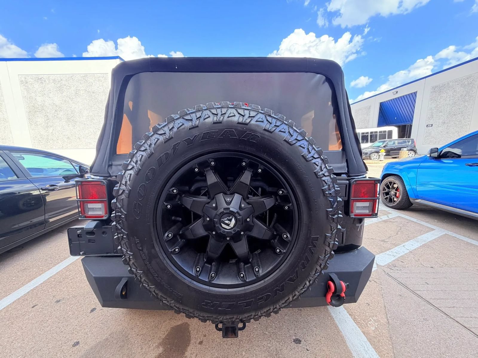 Used 2017 Jeep Wrangler Sahara w/ Connectivity Group AWD/4WD image 4