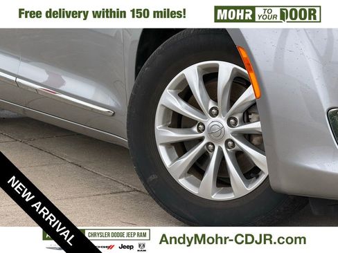 Used 2017 Chrysler Pacifica Touring-L image 10