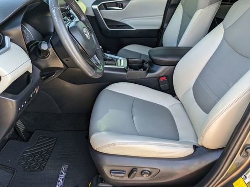 Used 2019 Toyota RAV4 XLE Premium image 15