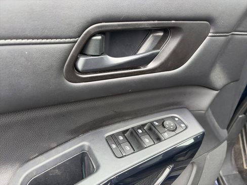 Used 2025 Nissan Pathfinder SV FWD image 17