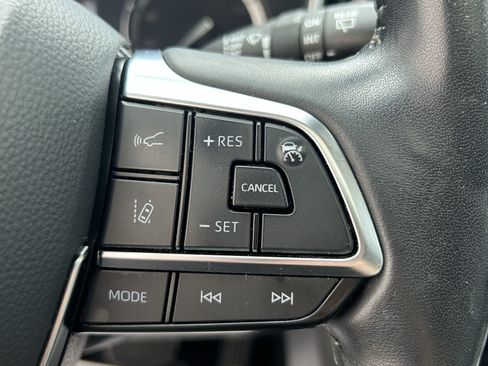 Used 2020 Toyota Highlander XLE AWD/4WD image 25
