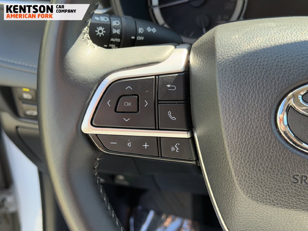 Used 2025 Toyota Highlander LE AWD/4WD image 16