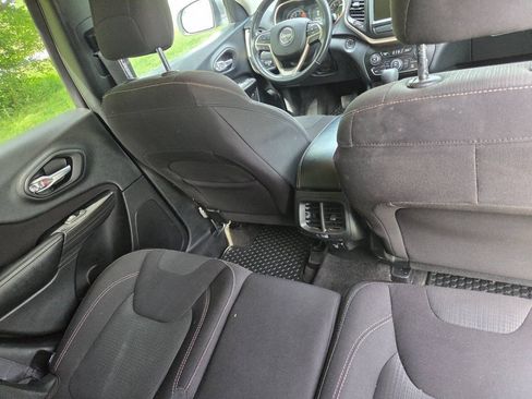 Used 2016 Jeep Cherokee Latitude w/ Cold Weather Group AWD/4WD image 16