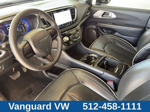 Used 2025 Chrysler Pacifica Limited FWD image 11
