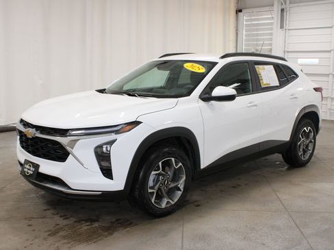 Used 2025 Chevrolet Trax LT image 4