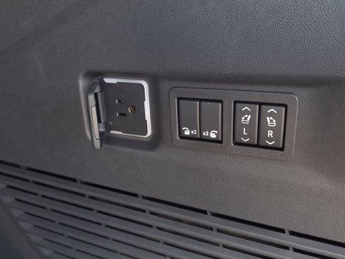 Used 2024 Chevrolet Suburban High Country w/ Advanced Technology Package image 39