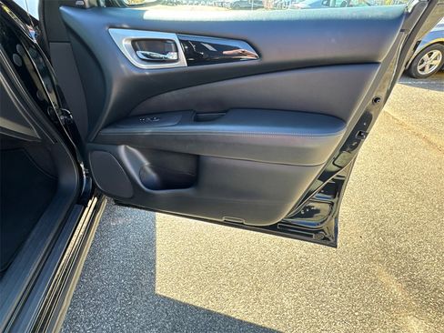 Used 2020 Nissan Pathfinder SV image 14