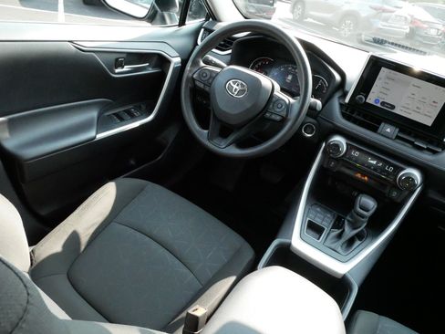 Used 2025 Toyota RAV4 XLE AWD/4WD image 9