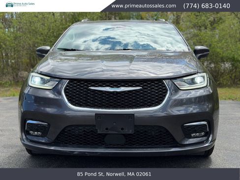 Used 2021 Chrysler Pacifica Touring-L FWD image 4