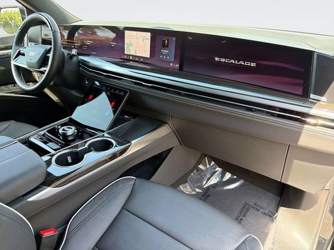 Certified 2026 Cadillac Escalade ESV Luxury RWD image 35