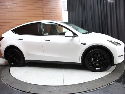 Used 2022 Tesla Model Y Long Range image 11