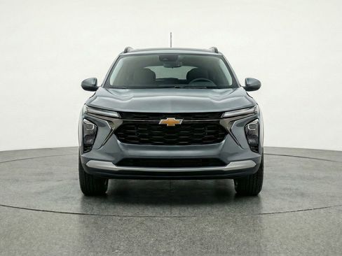 Used 2025 Chevrolet Trax LT w/ LT Convenience Package FWD image 2