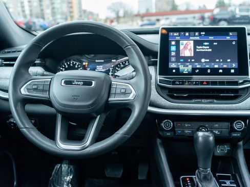 Used 2023 Jeep Compass Latitude image 12