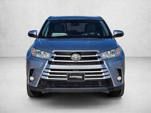 Used 2017 Toyota Highlander XLE image 2