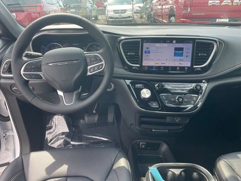 New 2027 Chrysler Pacifica Select FWD image 4