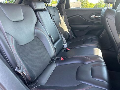 Used 2021 Jeep Cherokee Trailhawk AWD/4WD image 25