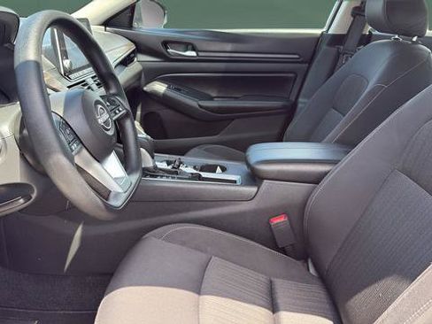 Used 2025 Nissan Altima 2.5 SV FWD image 17