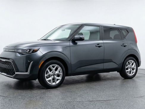 Used 2025 Kia Soul LX w/ LX Technology Package FWD image 3