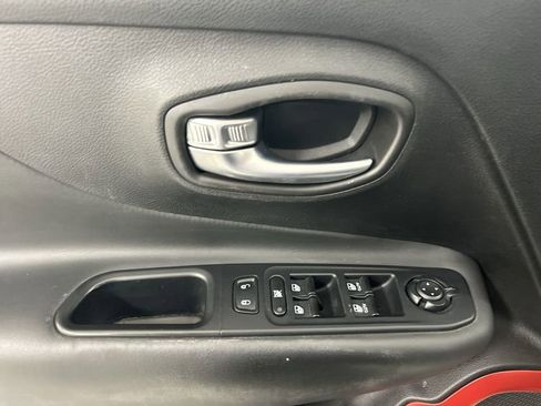 Used 2018 Jeep Renegade Trailhawk image 11