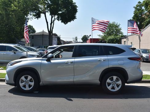 Used 2025 Toyota Highlander LE FWD image 9