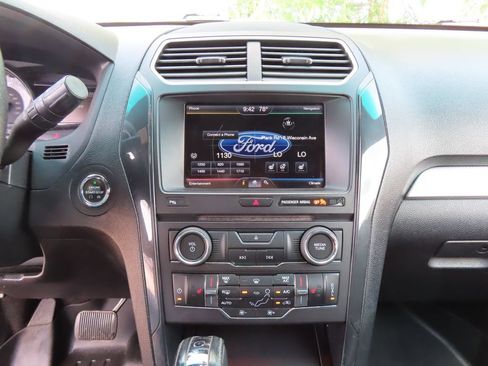 Used 2016 Ford Explorer XLT w/ Equipment Group 202A AWD/4WD image 18