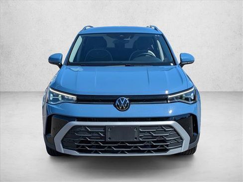 Used 2026 Volkswagen Taos SE FWD image 2