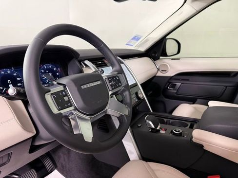 Certified 2025 Land Rover Discovery S image 8