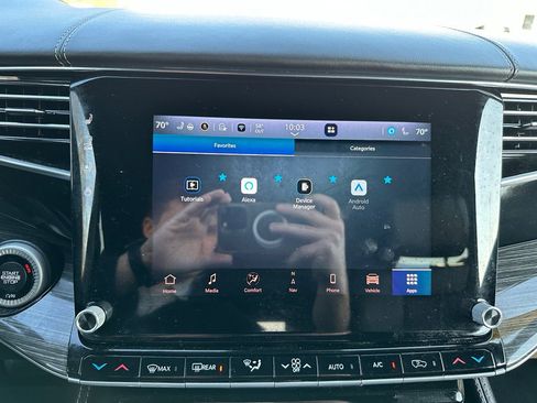 Used 2022 Jeep Wagoneer Series III w/ Premium Group I image 17