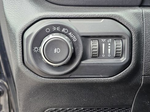 Used 2020 Jeep Wrangler Unlimited Sahara image 14