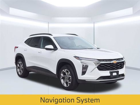 Used 2025 Chevrolet Trax LT w/ LT Convenience Package FWD image 10