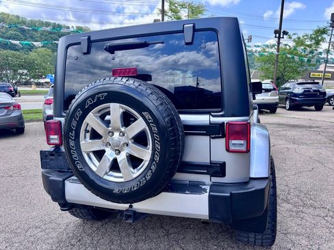 Used 2014 Jeep Wrangler Unlimited Sahara w/ Connectivity Group AWD/4WD image 7