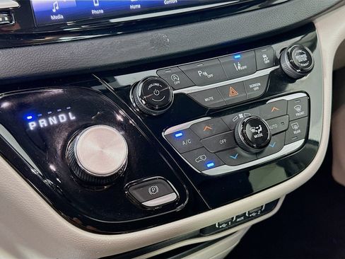 Used 2023 Chrysler Pacifica Touring-L FWD image 16